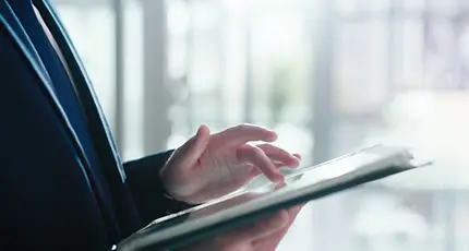 道院の資料をダウンロードしている動画